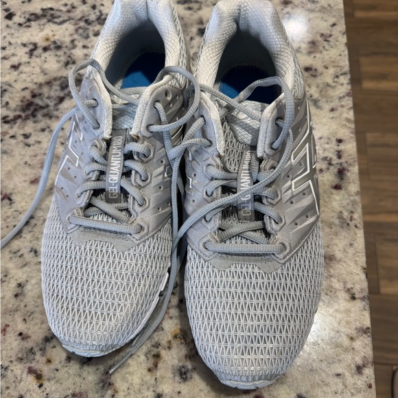 Size 10.5 - ASICS GEL-Quantum 180 2 Mid
Gray - Picture 2 of 5